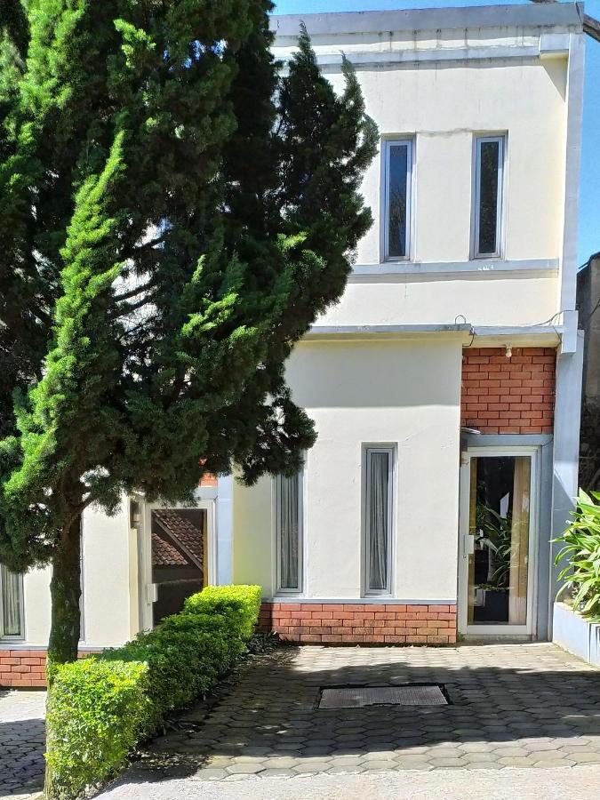 Villa Beverly Лембанг Екстер'єр фото